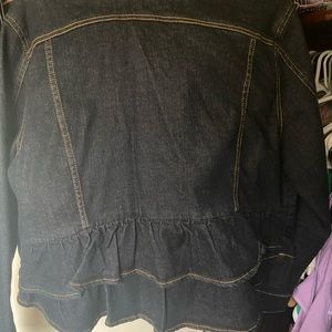 Jean jacket wit ruffles on the back